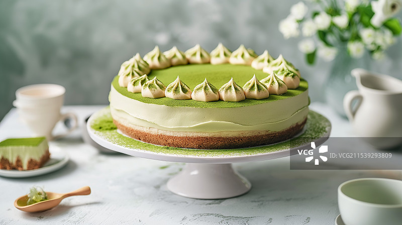 桌子上摆放着抹茶奶油蛋糕图片素材