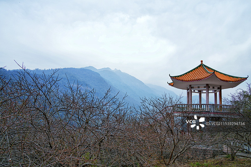 观梅亭：等闲识得云山面，亭外疏梅不易寻。图片素材