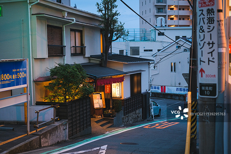 夜晚日本静冈县热海市街道边亮灯的居酒屋图片素材
