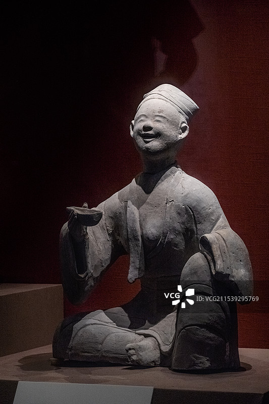 四川成都博物馆东汉陶哺乳持瓢俑图片素材