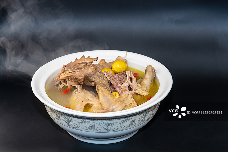 月子餐：鸡汤特写图片素材