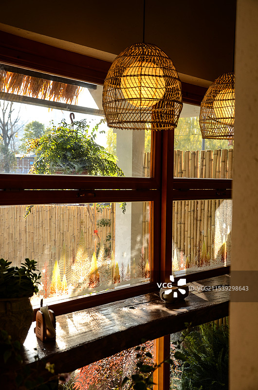 阳光下的咖啡吧窗边吧台图片素材