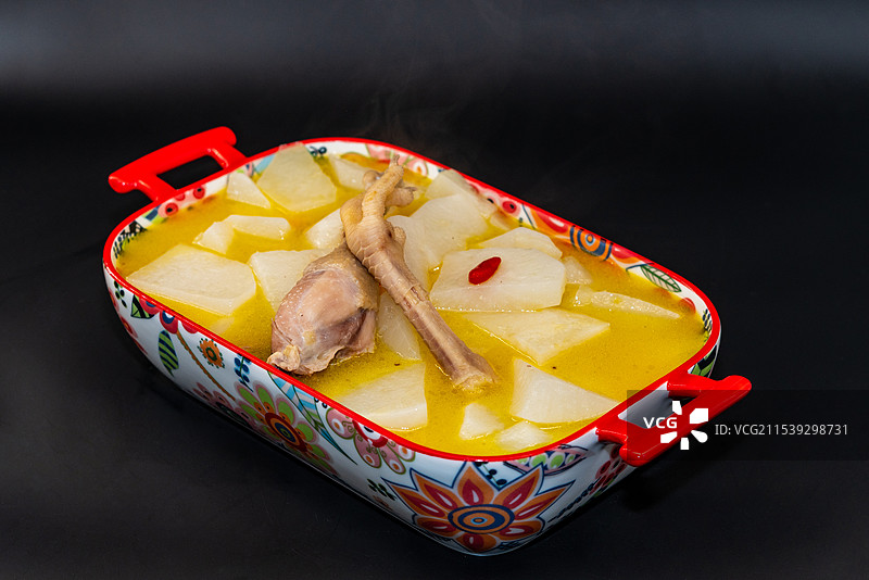 月子餐鸡汤炖白萝卜特写图片素材