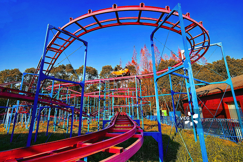 游乐园里面的过山车图片素材
