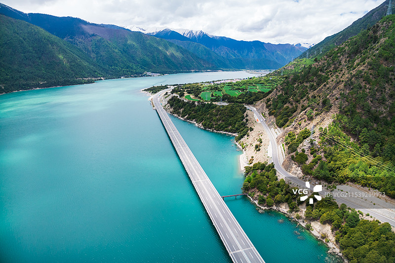 西藏林芝市尼洋河G4218林拉高速公路自然风光航拍图片素材