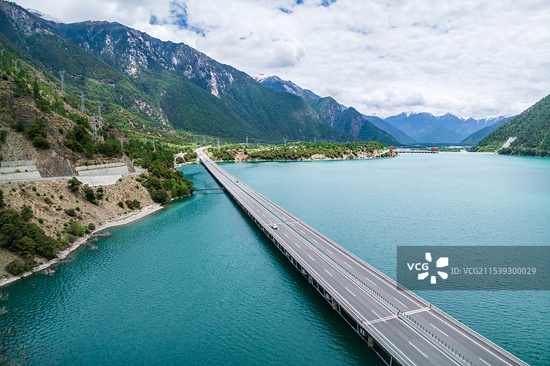 西藏林芝市尼洋河G4218林拉高速公路自然风光航拍图片素材