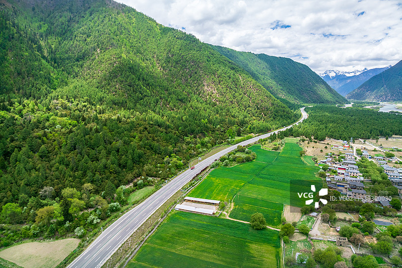 西藏林芝市尼洋河G4218林拉高速公路自然风光航拍图片素材
