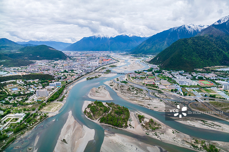 西藏林芝市尼洋河G318国道公路自然风光航拍图片素材