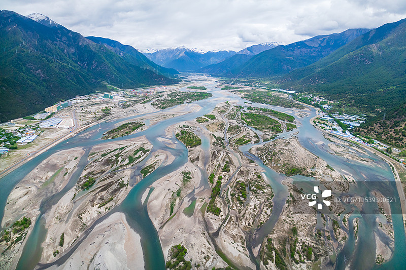 西藏林芝市尼洋河G318国道公路自然风光航拍图片素材
