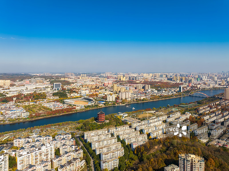 河南，信阳市，地标建筑，茗阳阁，茶韵路，中原第一大阁楼，信阳市体育场，都市天际线，秋季，全景，航拍图片素材