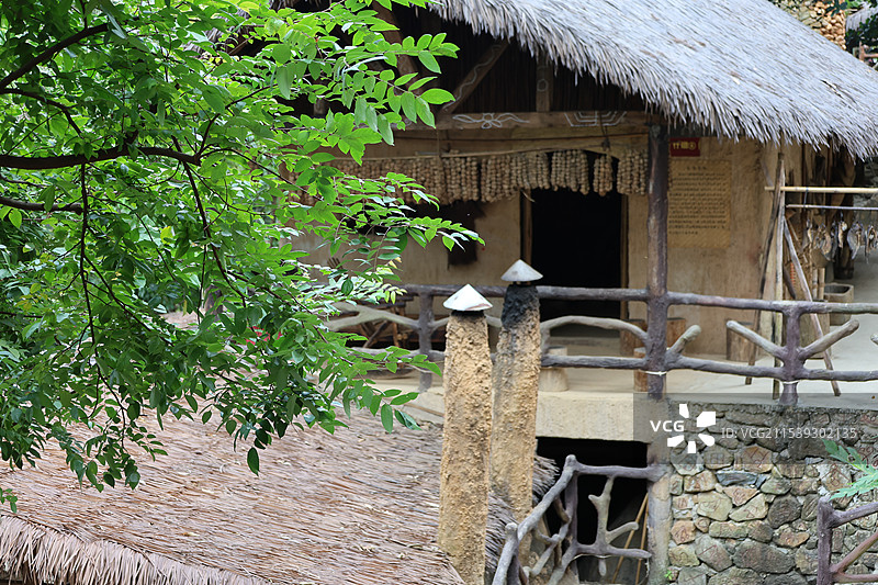 槟榔谷，黎族寨，风景房屋，吊脚楼，海南省三亚市保亭县图片素材