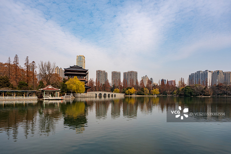 逍遥津公园内的逍遥湖与远处的住宅楼图片素材