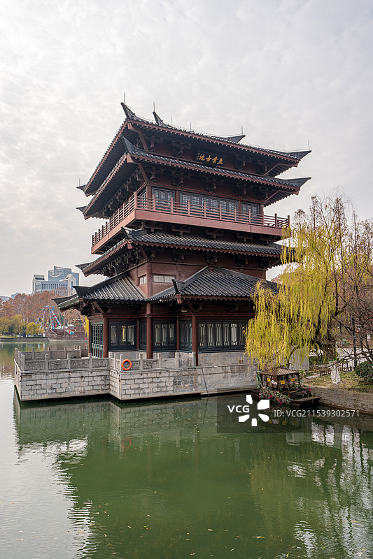 竖拍逍遥津公园内坐落在逍遥湖上的逍遥阁图片素材