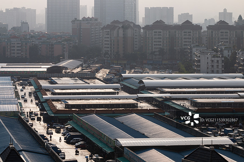 高视角下阴雨天的广东广州番禺清河市场图片素材