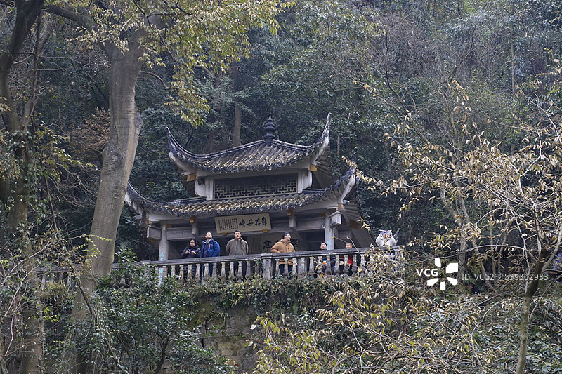 秋访灵隐寺-枫叶、香火与屋檐图片素材