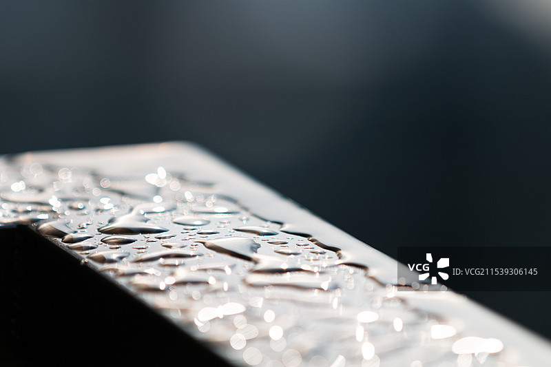 金属栏杆上的水珠特写图片素材