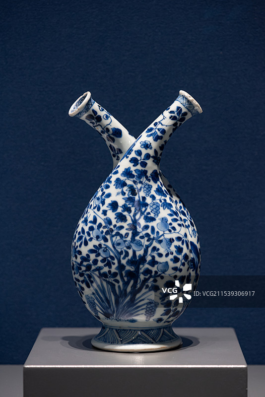 上海博物馆东馆收藏的清代康熙年间景德镇窑外销瓷青花果树纹油醋瓶图片素材