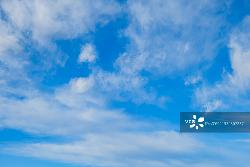 蓝天云层的低角度视图图片素材