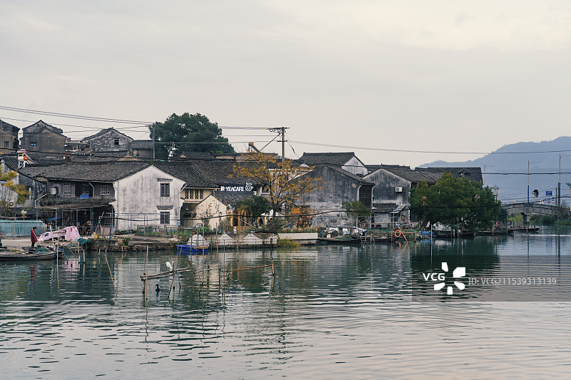 宁静湖畔的古村渔民人家图片素材