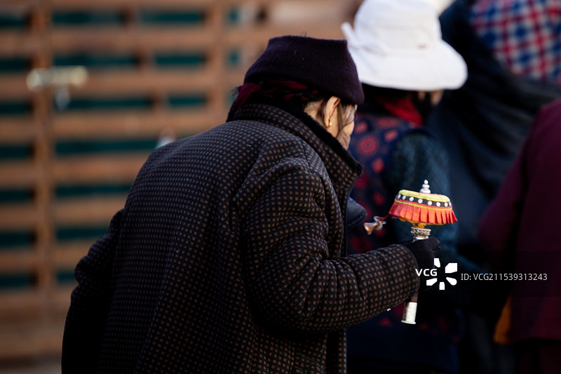 手拿转金桶的老人家图片素材