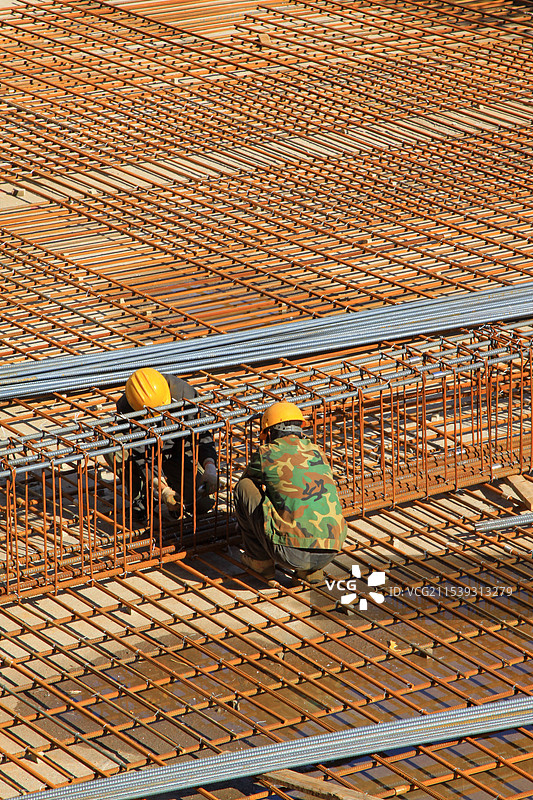建筑工地上的钢筋工图片素材