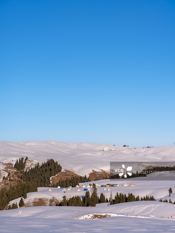 新疆冬季雪地风光图片素材