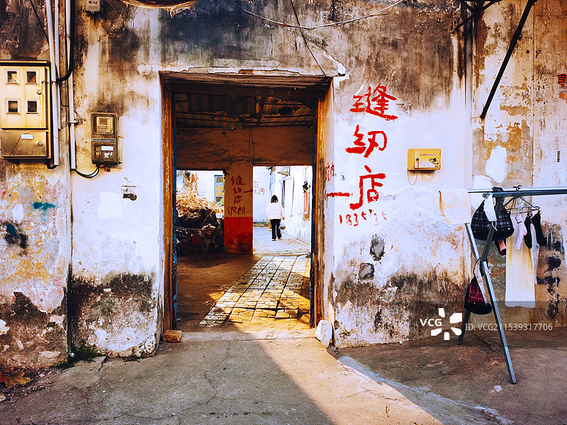 《寻找缝纫店》拍摄于安徽省太湖县老街。图片素材