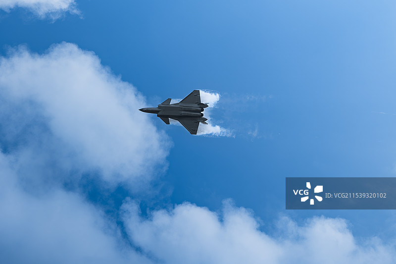 歼20冲破云霄图片素材