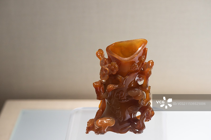 北京故宫博物院珍宝馆展出的清代玛瑙雕梅竹松桩式花插图片素材