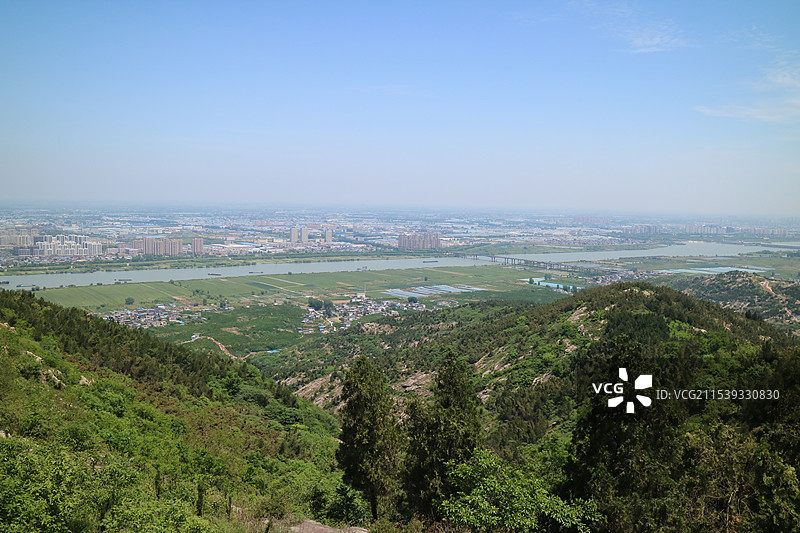 晴空下的高角度城市景观-蚌埠涂山风景区俯视图片素材