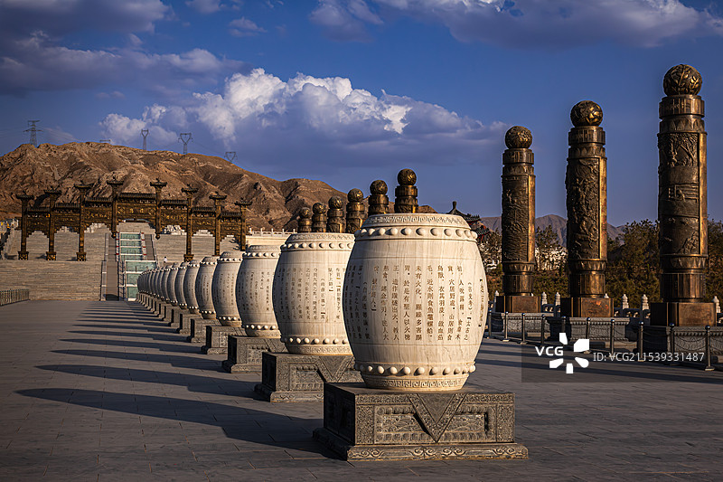 中华黄河坛文华大道  中华黄河坛是黄河金岸的标志性建筑，是黄河儿女为了礼敬黄河、祭拜黄河、感恩黄河。图片素材