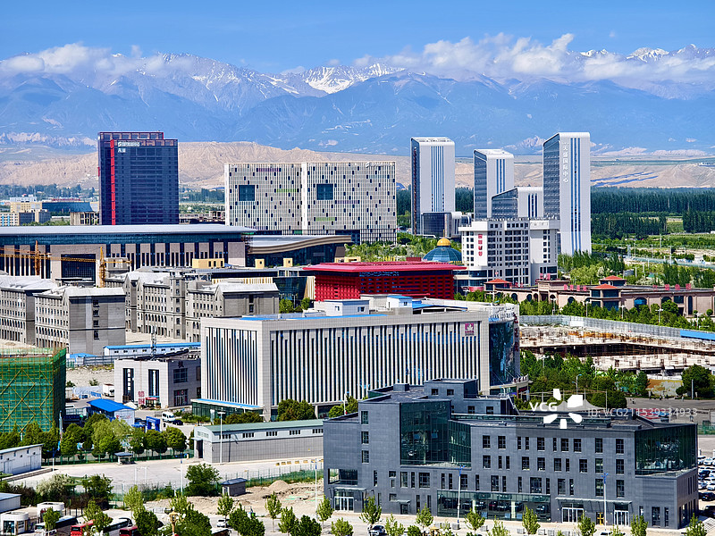 观景台俯瞰新疆伊犁霍尔果斯市图片素材