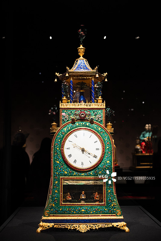 清-铜镀金珐琅转花卷帘白猿献寿钟图片素材