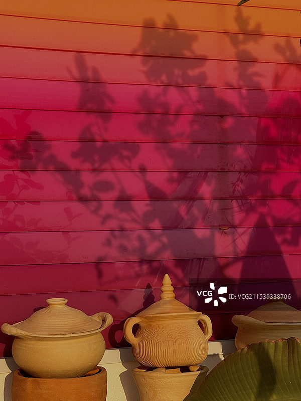 光影下瓦煲仔图片素材