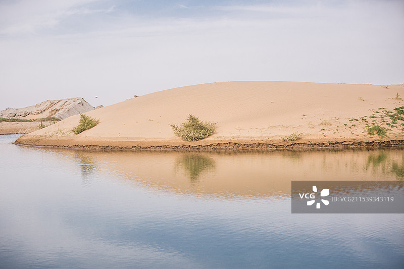 内蒙古阿拉善左旗腾格里沙漠六湖穿越图片素材