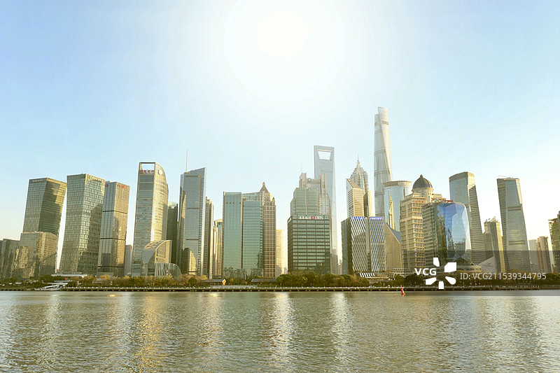 上海城市风光：北外滩看陆家嘴摩天大楼建筑群，东方明珠，上海中心大厦，金茂大厦，环球金融中心图片素材
