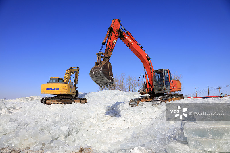河北滦南县储冰户用挖掘机整理冰垛图片素材