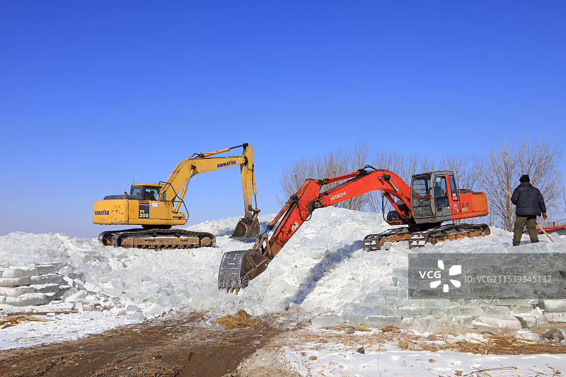 河北滦南县储冰户用挖掘机整理冰垛图片素材
