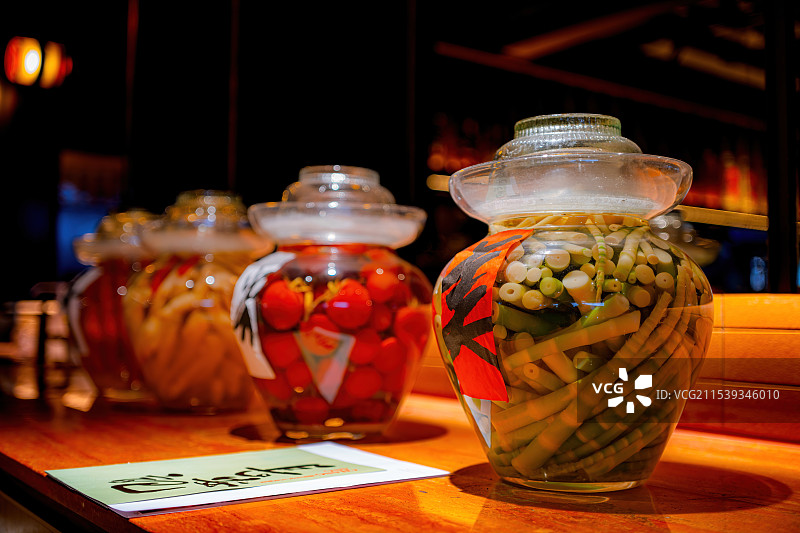 一排泡菜坛子图片素材