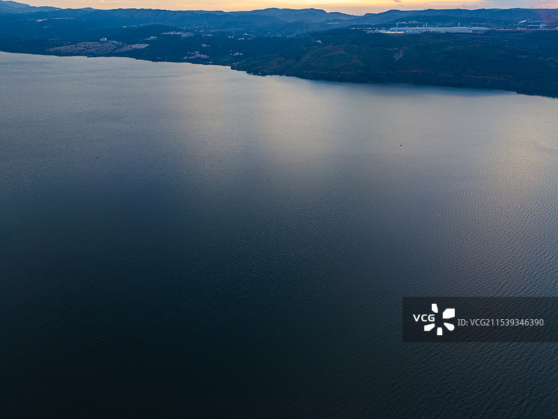 航拍暮色下的阳宗海图片素材