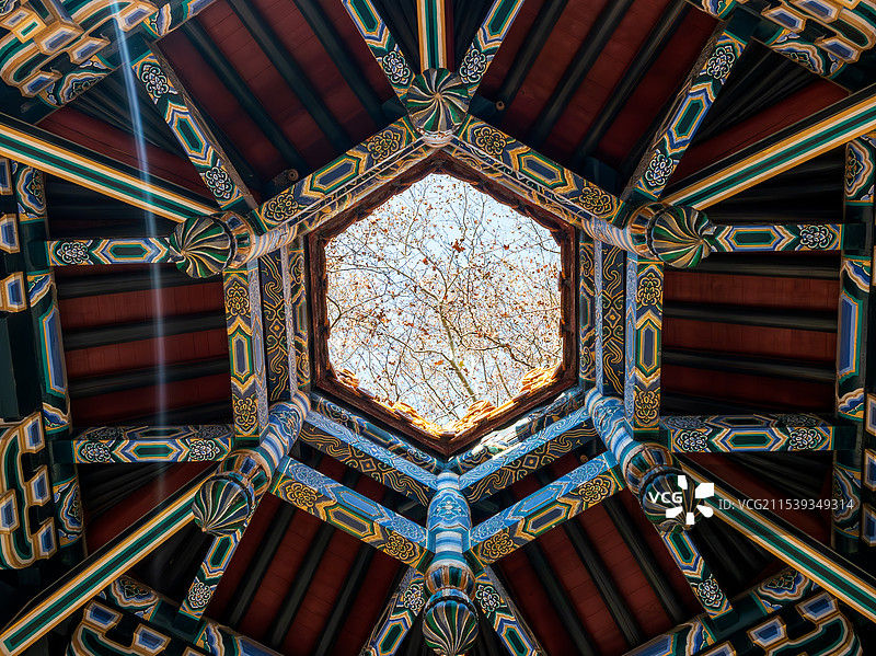 坐亭观天图片素材