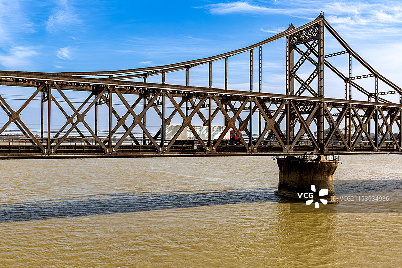 多云天空下的吊桥图片素材