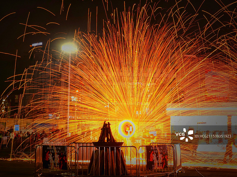 “火树银花”不夜天（打铁花传统文化）图片素材