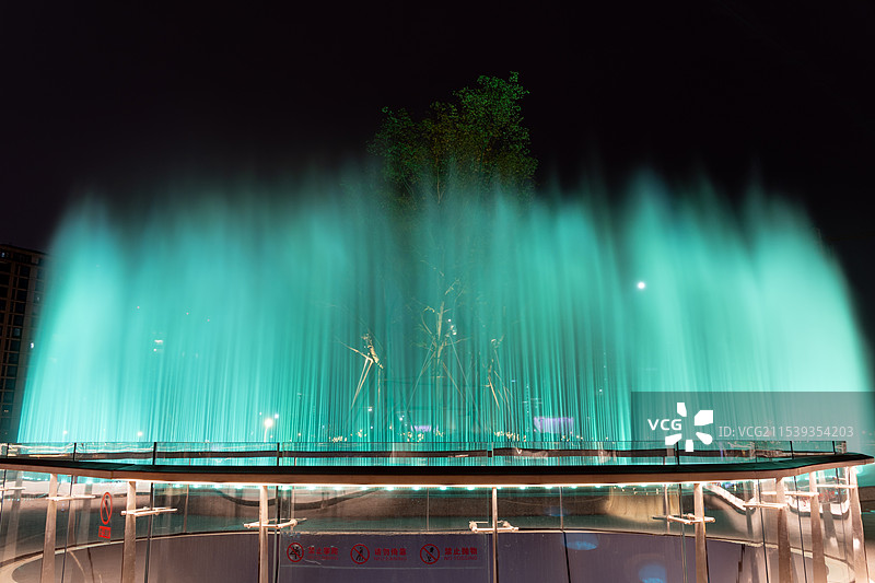 夜幕下的城市风光水幕喷泉夜景长曝光图片素材