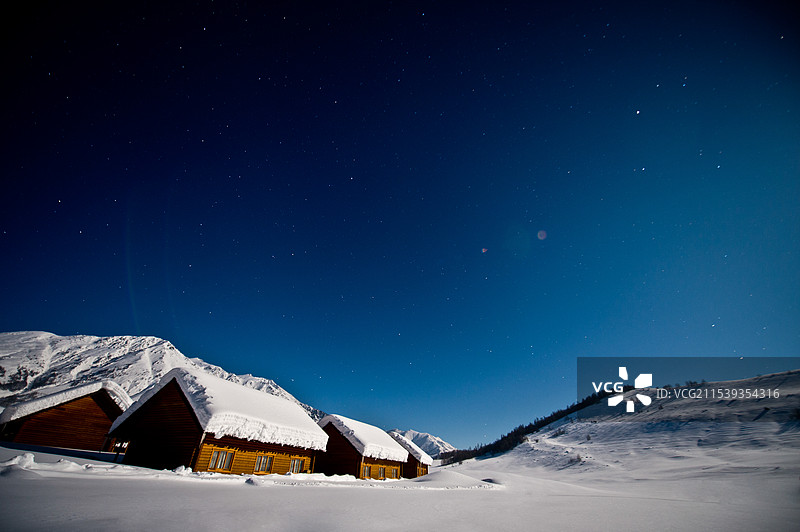 新疆禾木村的木屋星空蘑菇雪图片素材