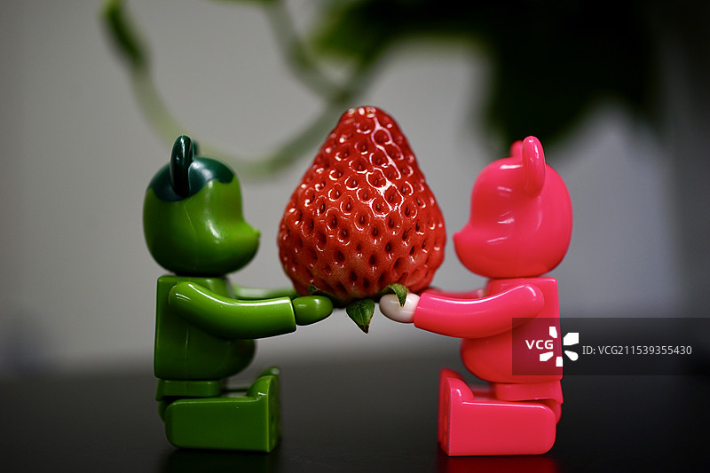 桌面上的草莓灵感摆放特写图片素材