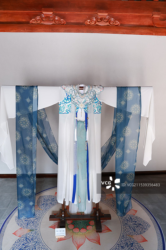 梧州岭南文化园——粤剧“白蛇”戏服图片素材