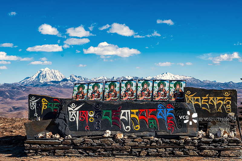 神山下的玛尼堆图片素材