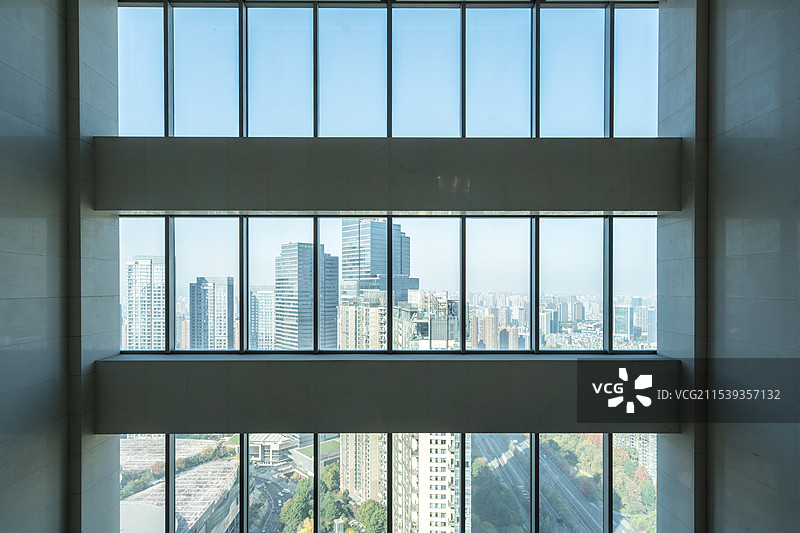 写字楼窗外的城市图片素材