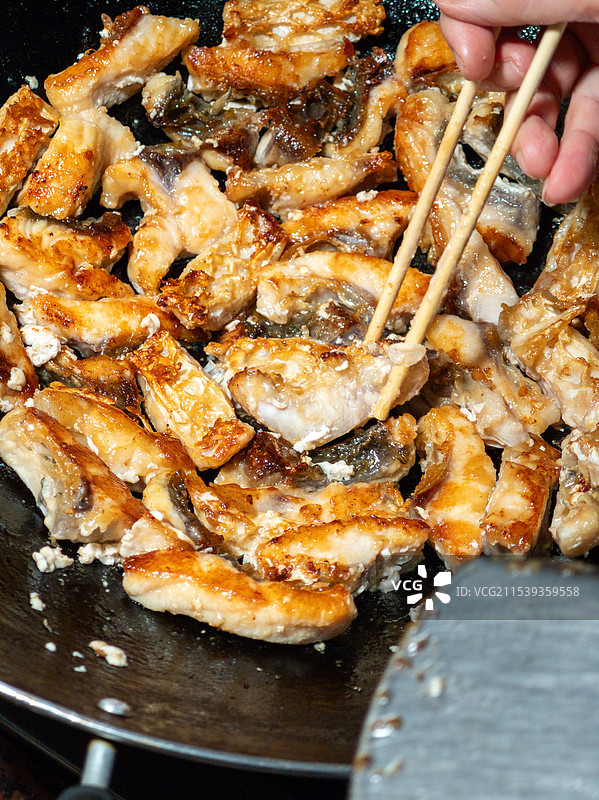 铁锅中香煎金黄的脆肉鲩鱼片图片素材